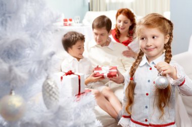 装扮圣诞树的儿童图片