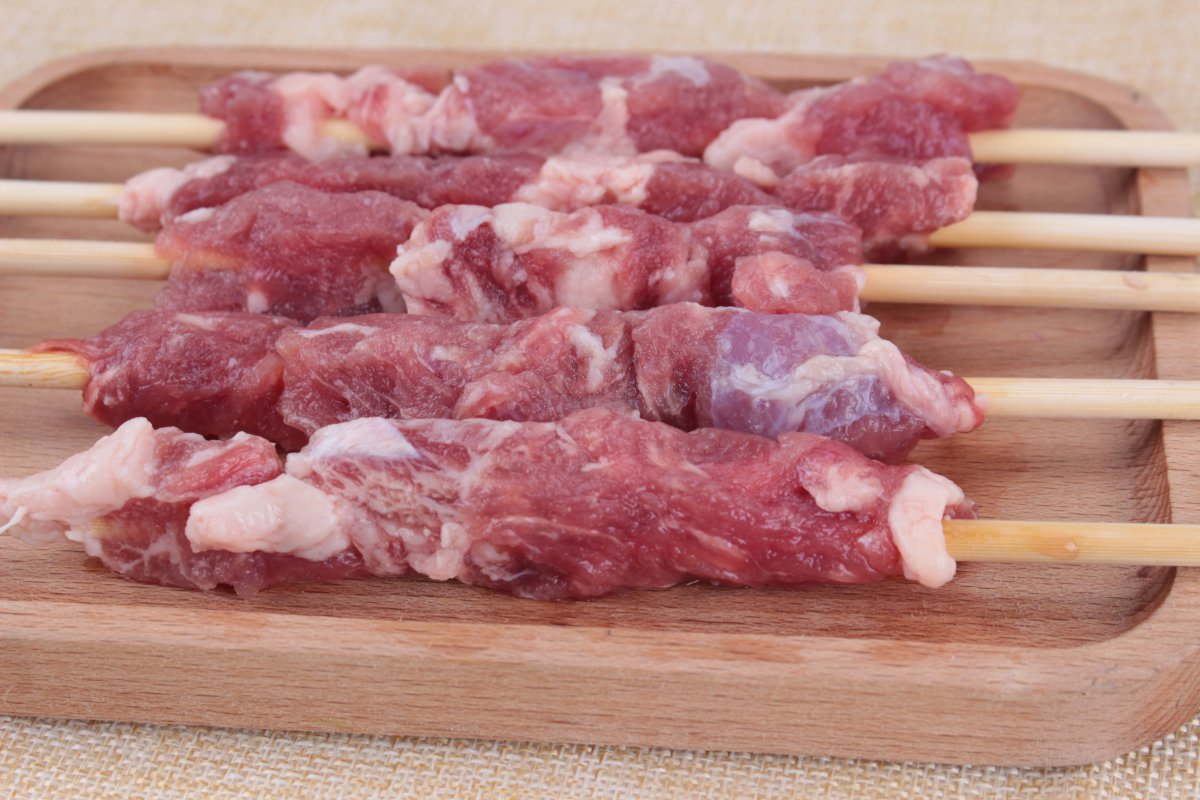 用竹签穿好的新鲜羊肉串图片,高清图片