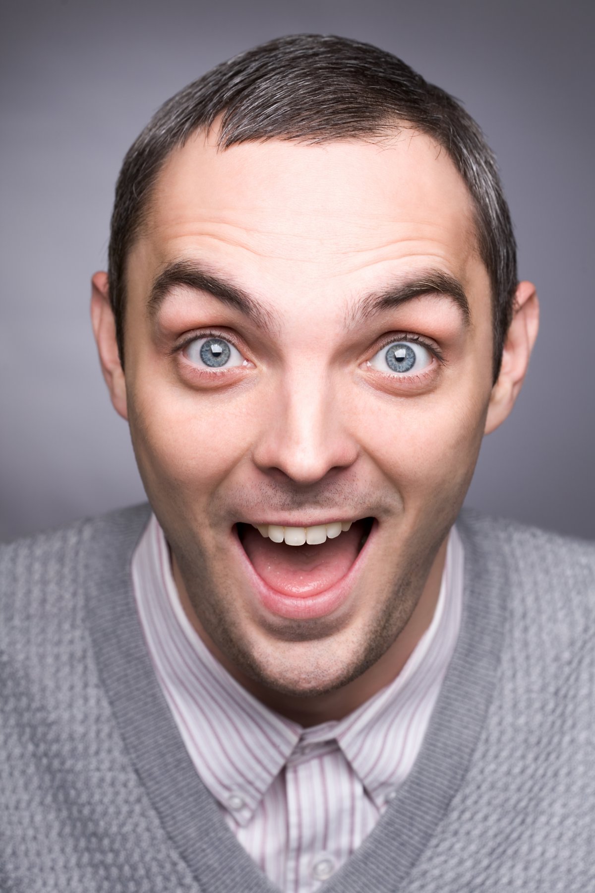 咧嘴笑的男士图片