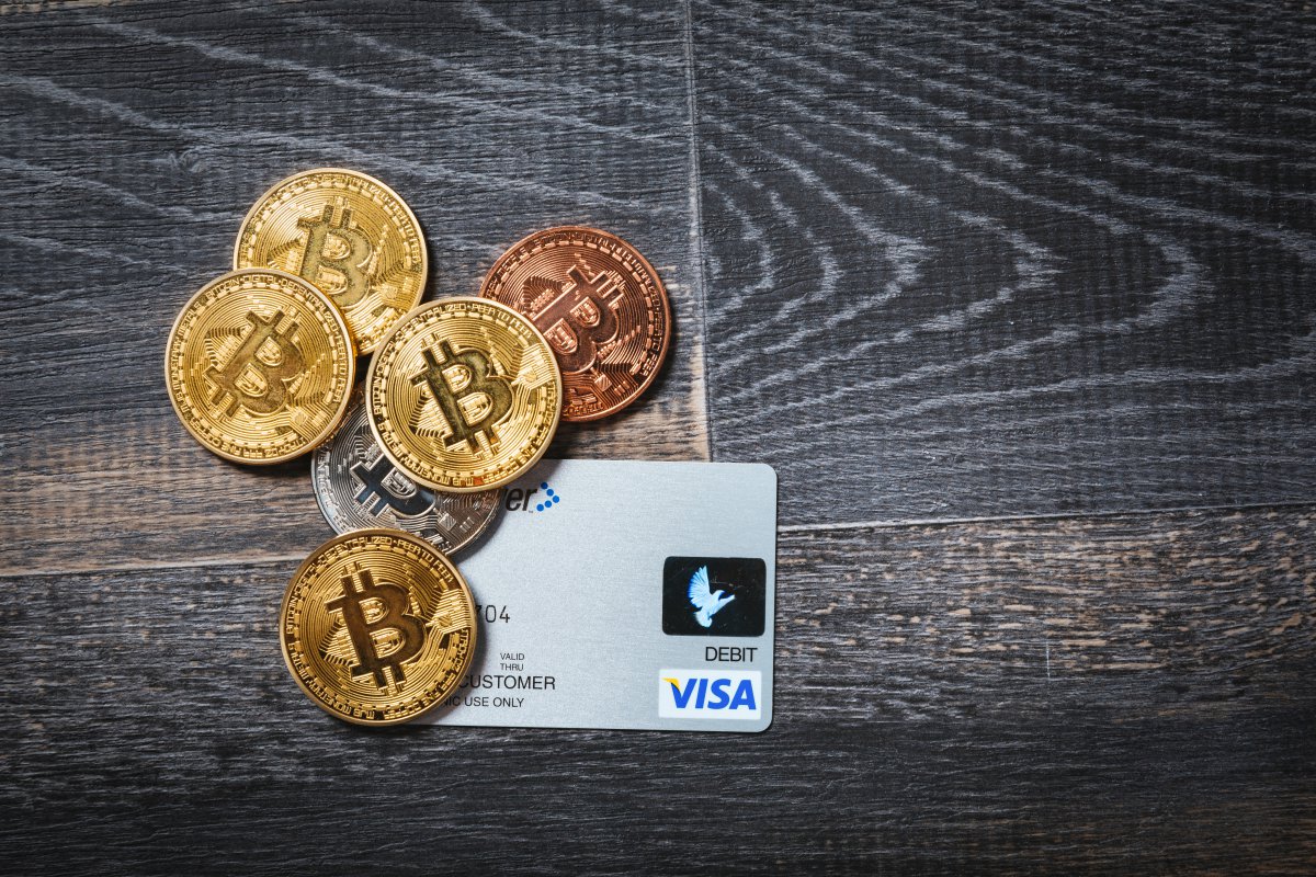 虚拟货币和硬币还有信用卡放在一起图片,高清图片