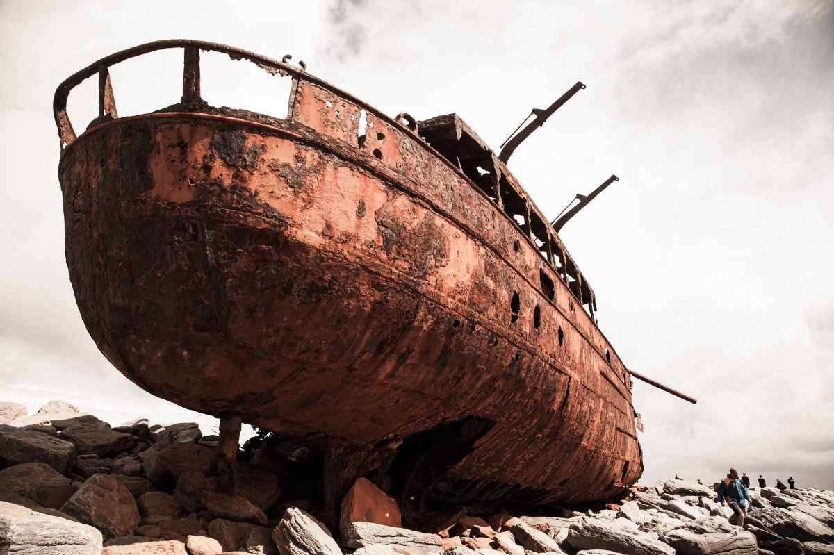 破烂的沉船图片