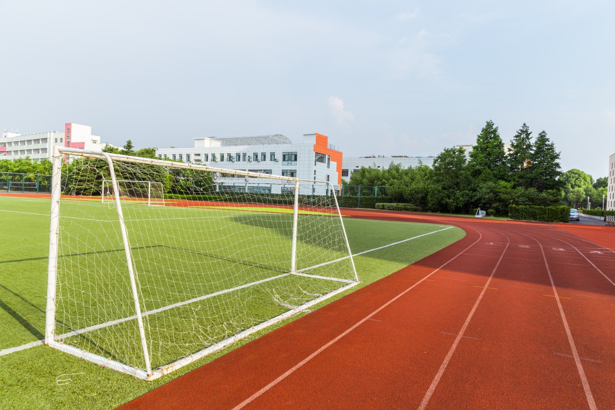学校操场塑胶跑道图片