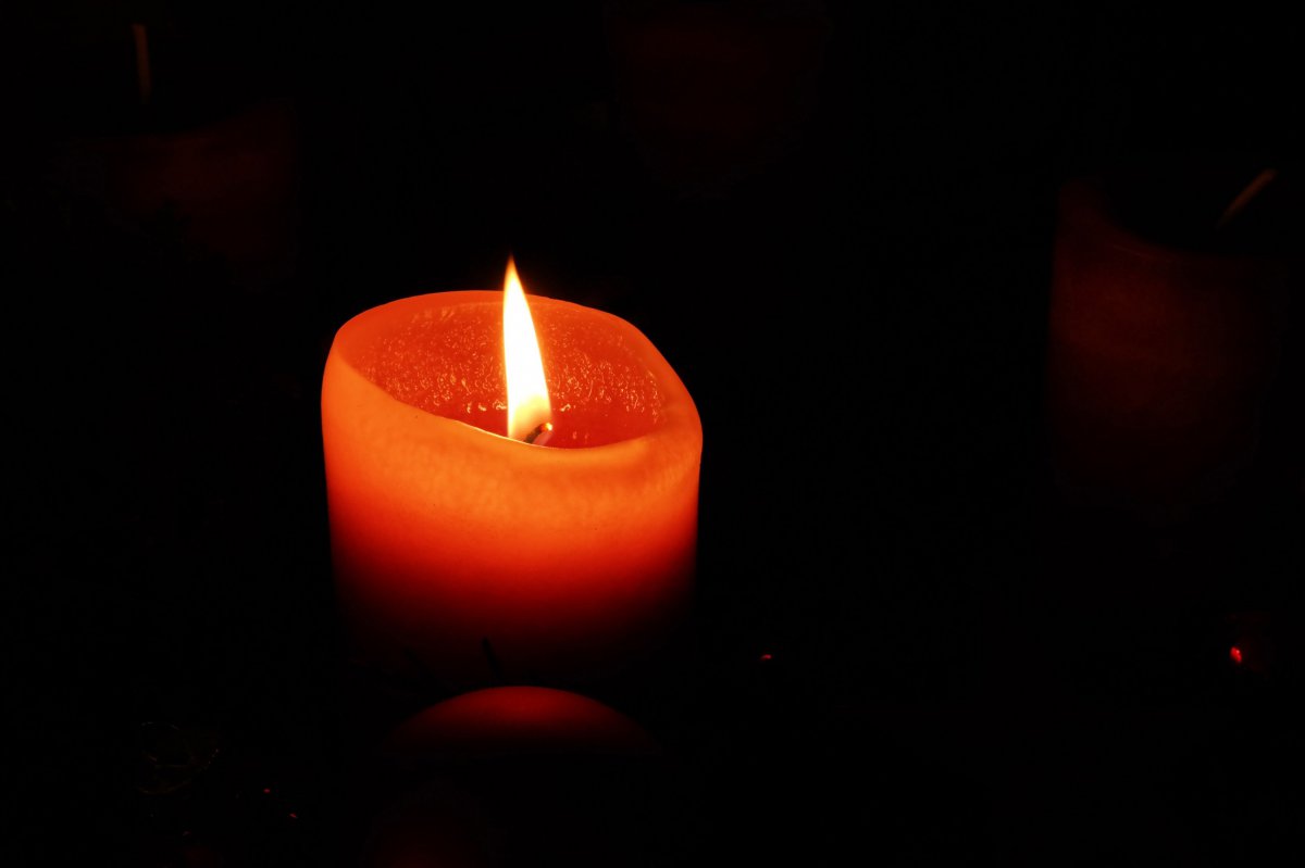 点燃的红色蜡烛图片