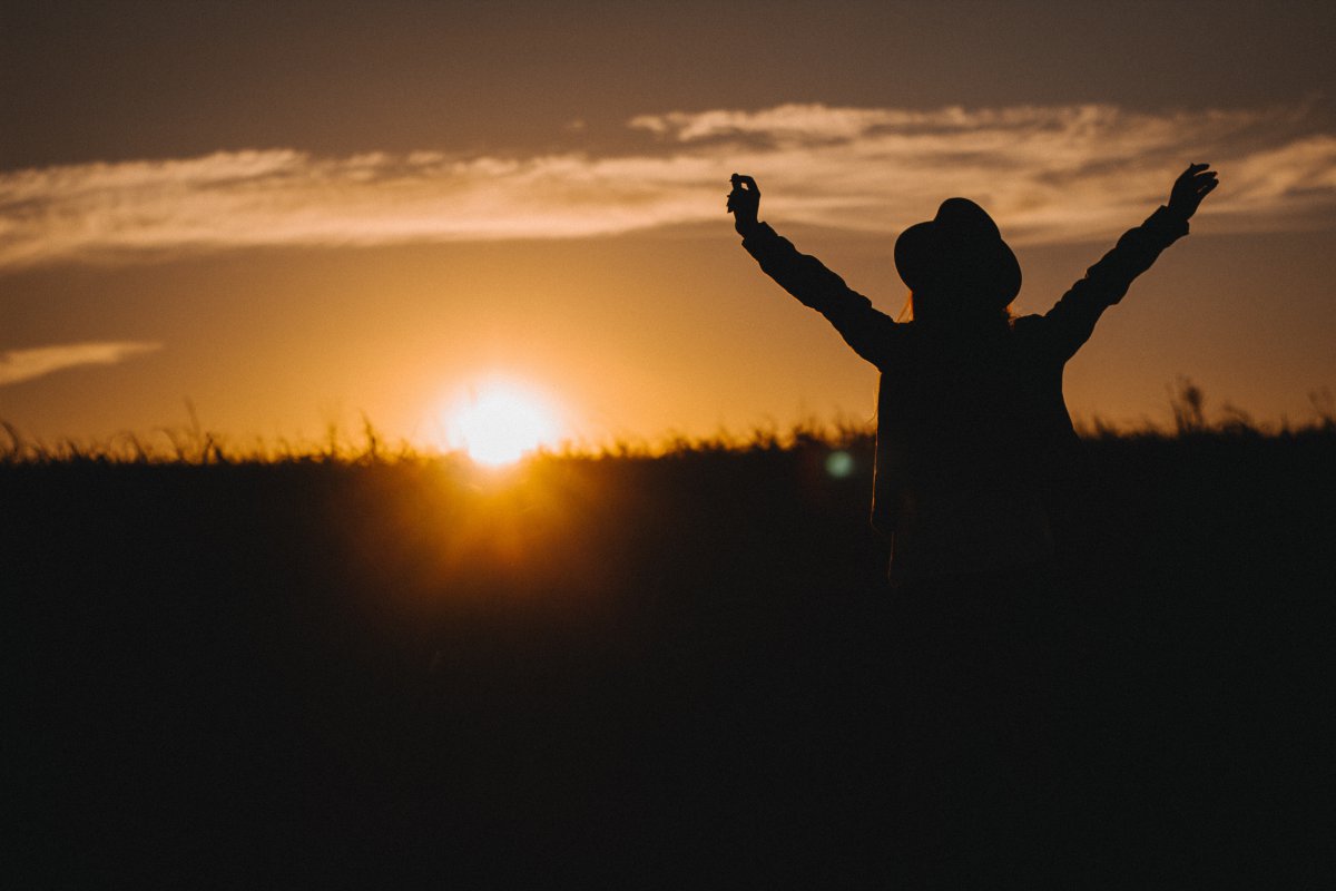 张开双臂的女孩图片