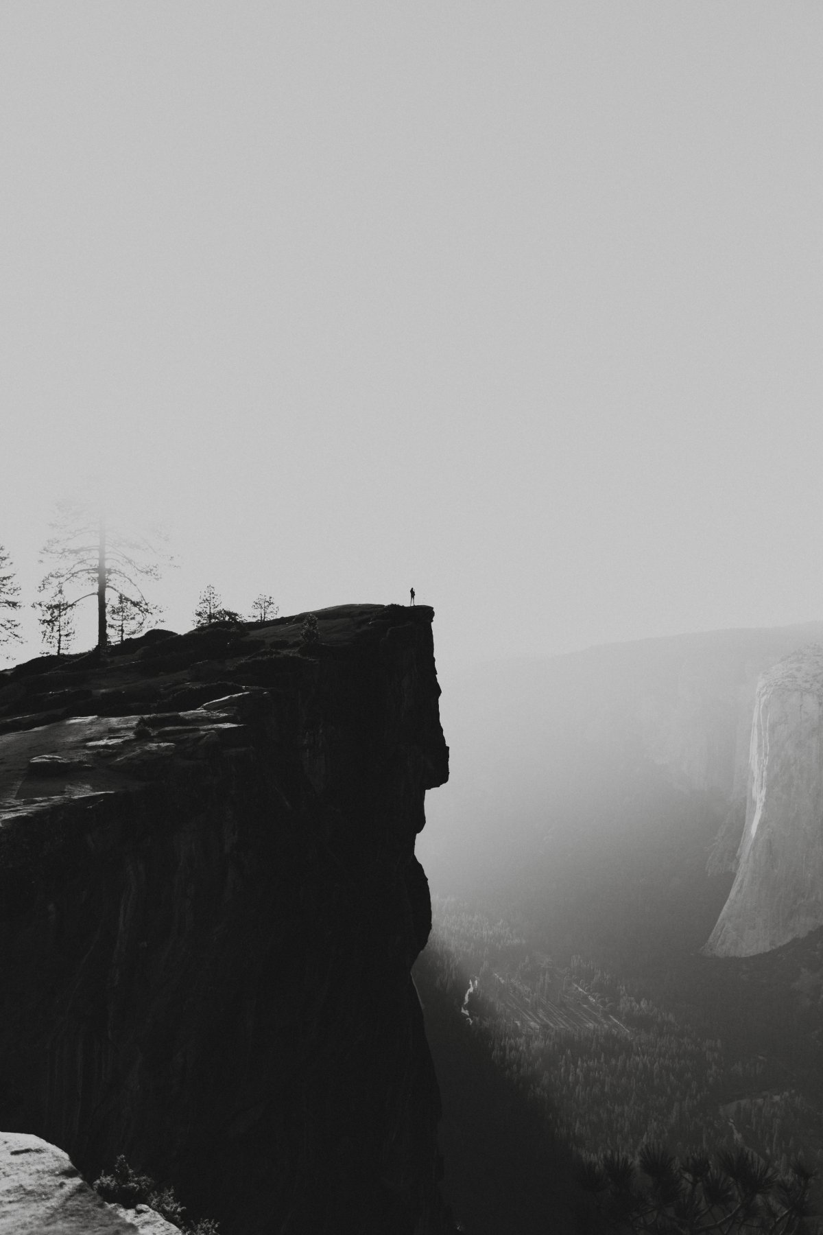 在悬崖边上的人们的图片,高清图片