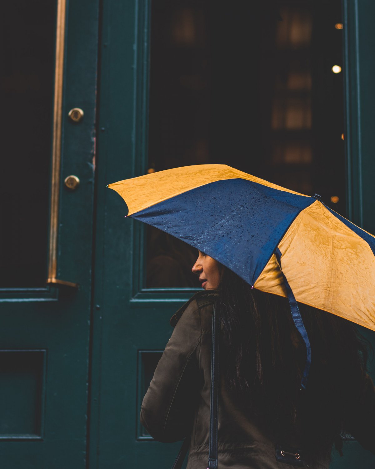 背景拿雨伞图片大全图片