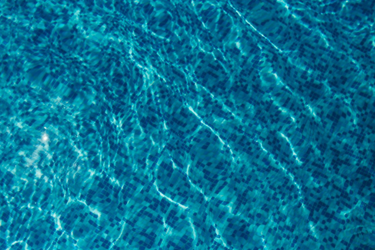 波浪状蓝色的水纹图片