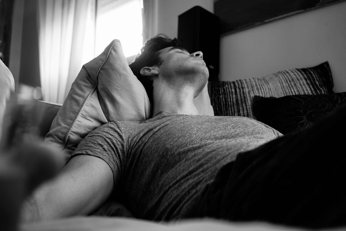 一个男人睡觉图片凄凉图片