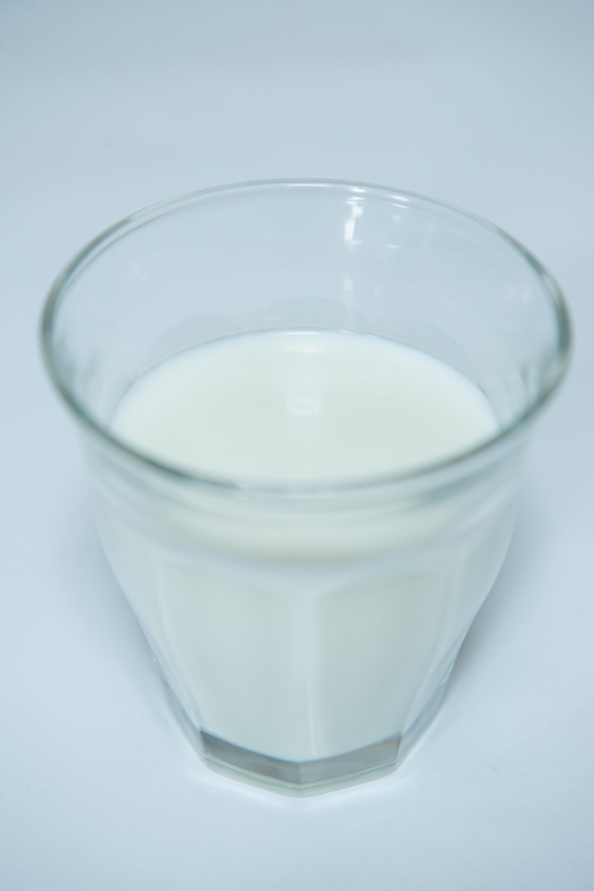 一杯香醇的牛奶图片