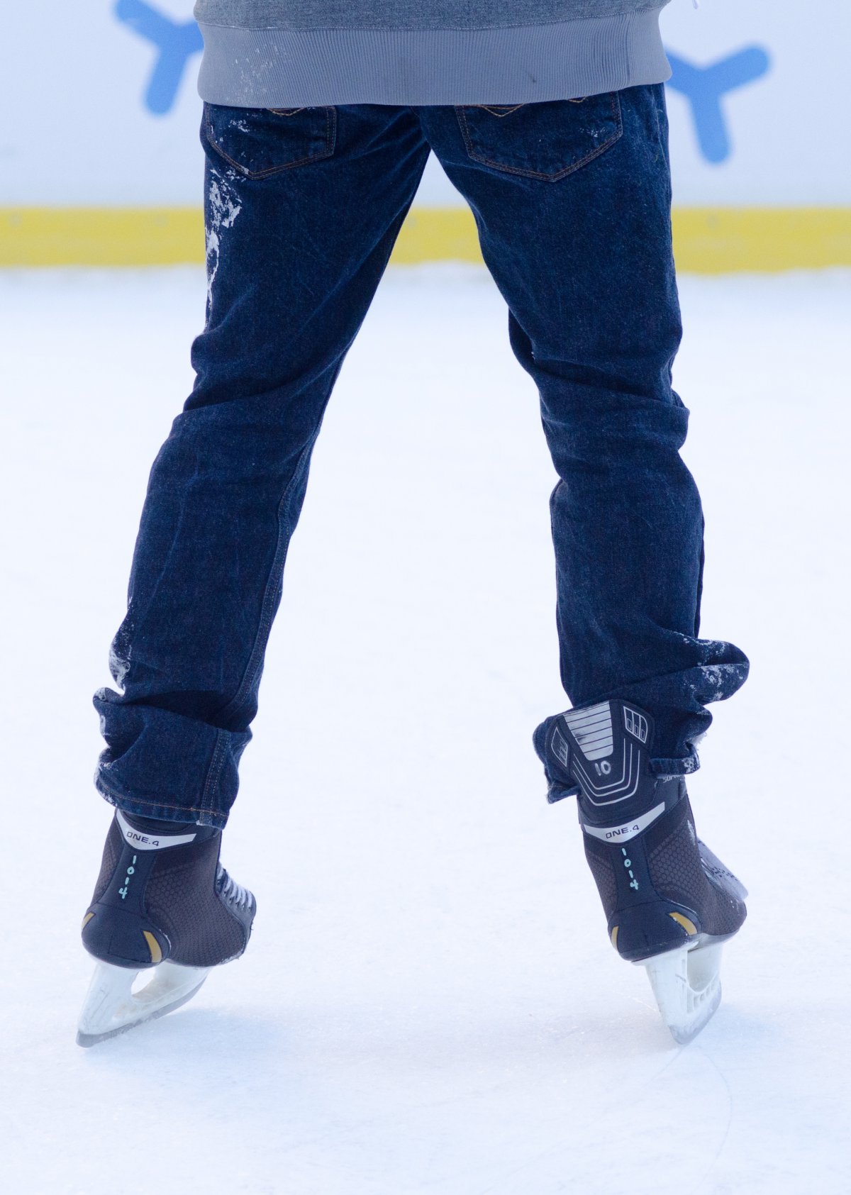 在溜冰场溜冰的人物图片