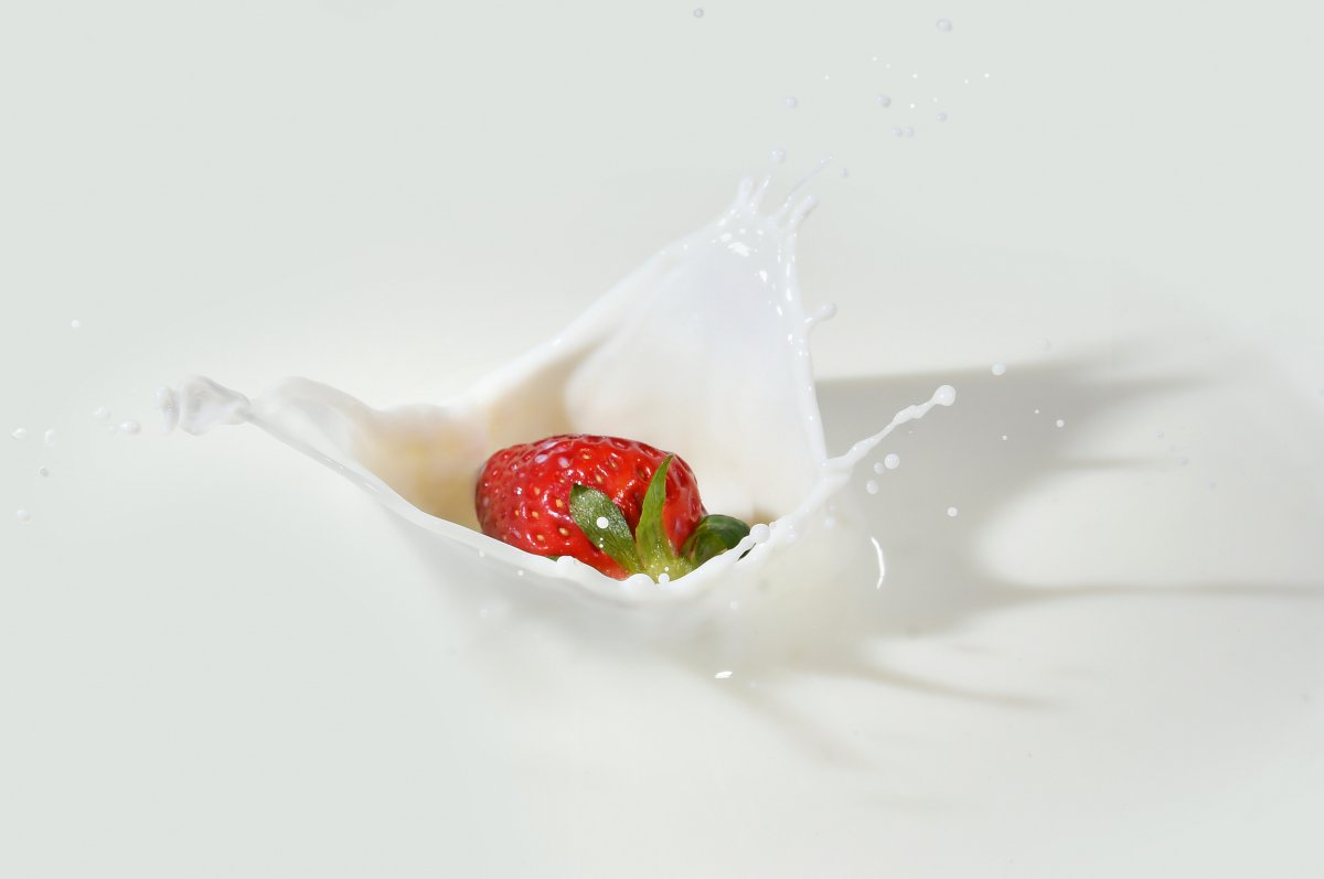 掉进牛奶的草莓图片