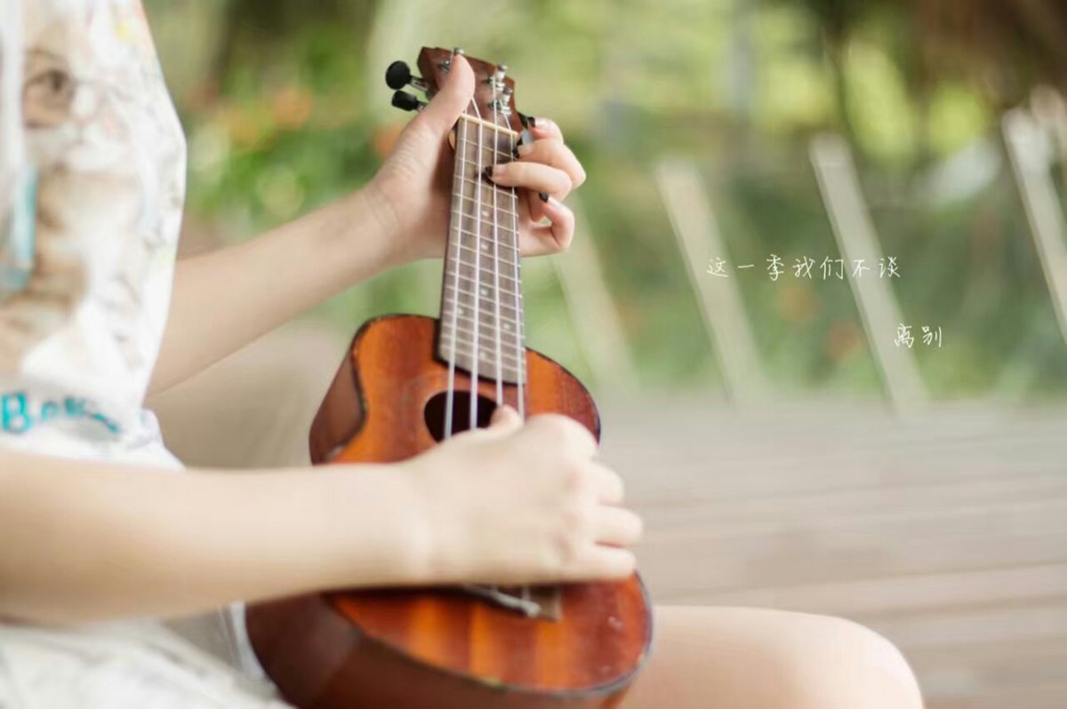 朋友聚会弹奏尤克里里图片