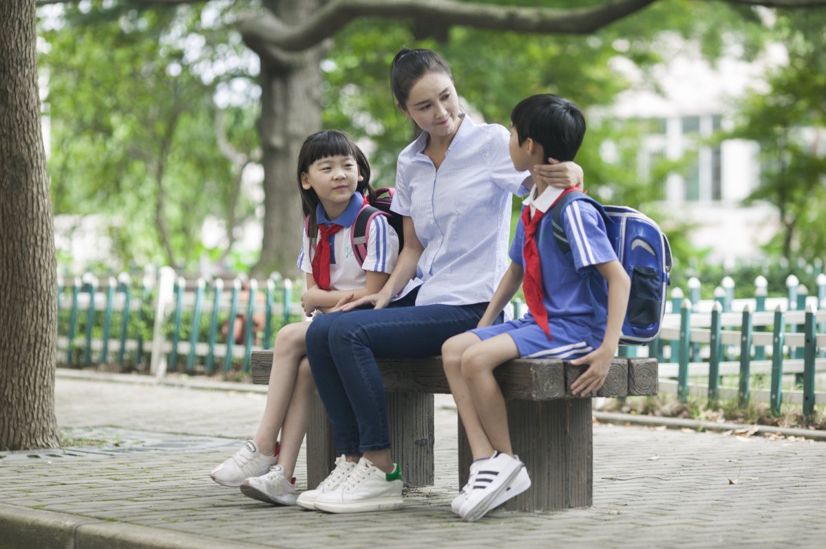 女老师和同学一起在校园学习图片