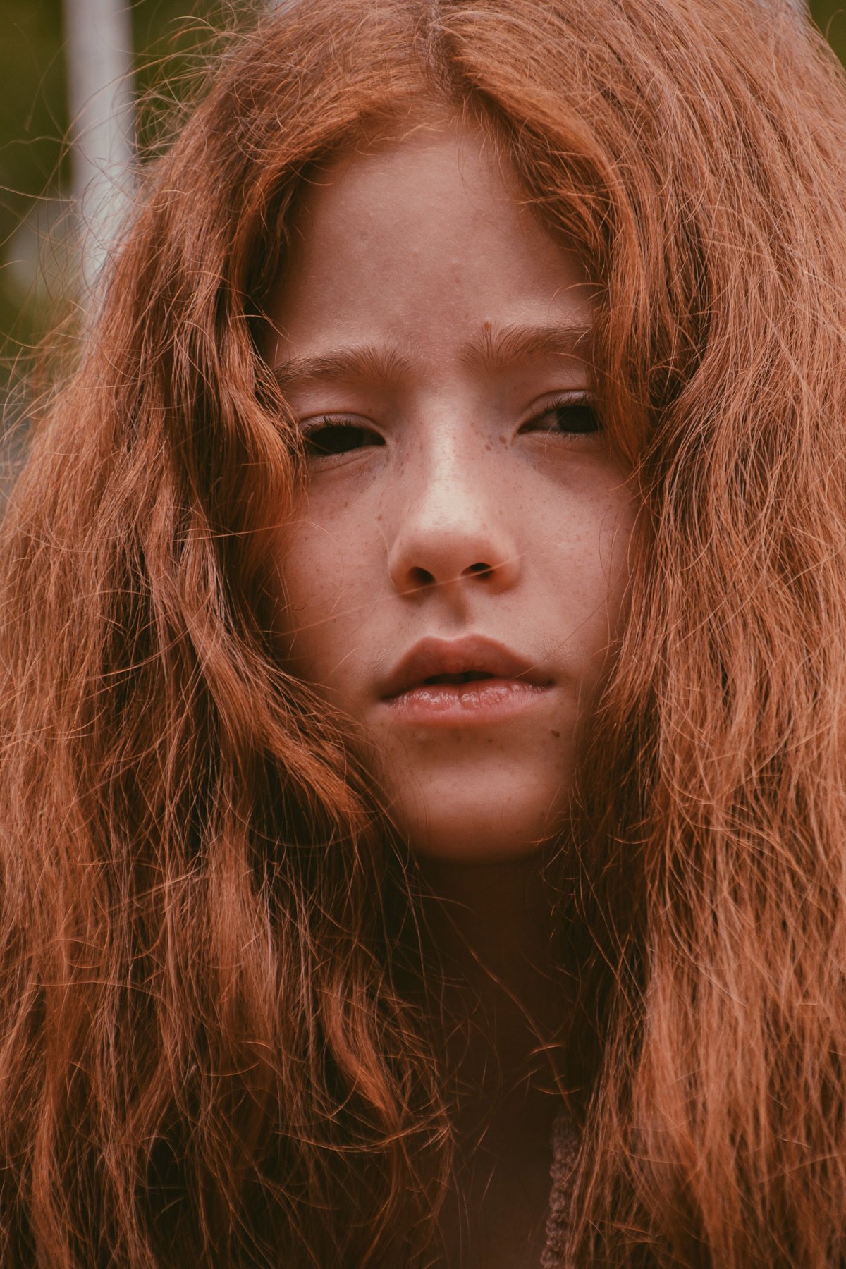 长发披肩的小女孩图片