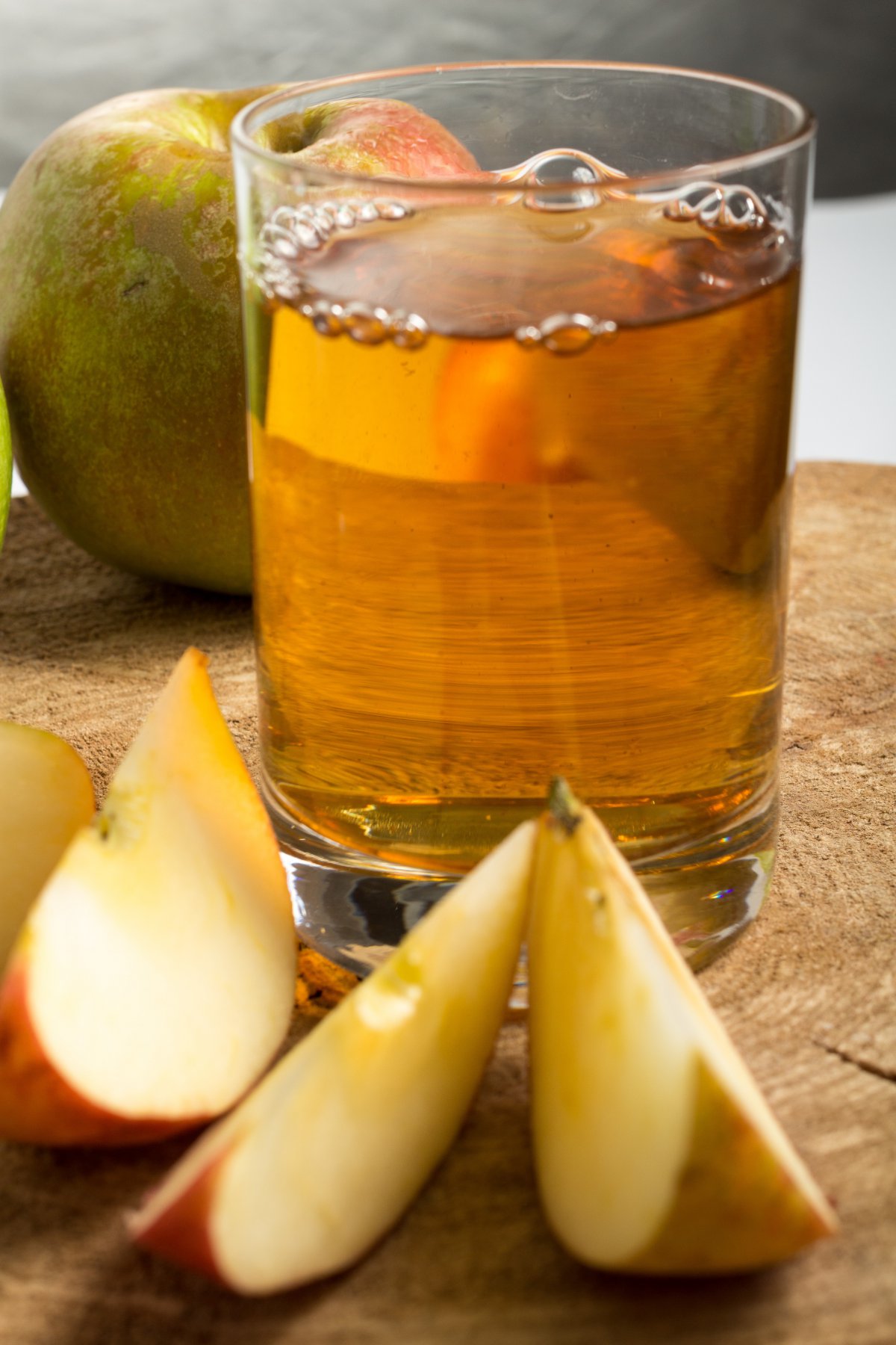 苹果和啤酒发在一起图片