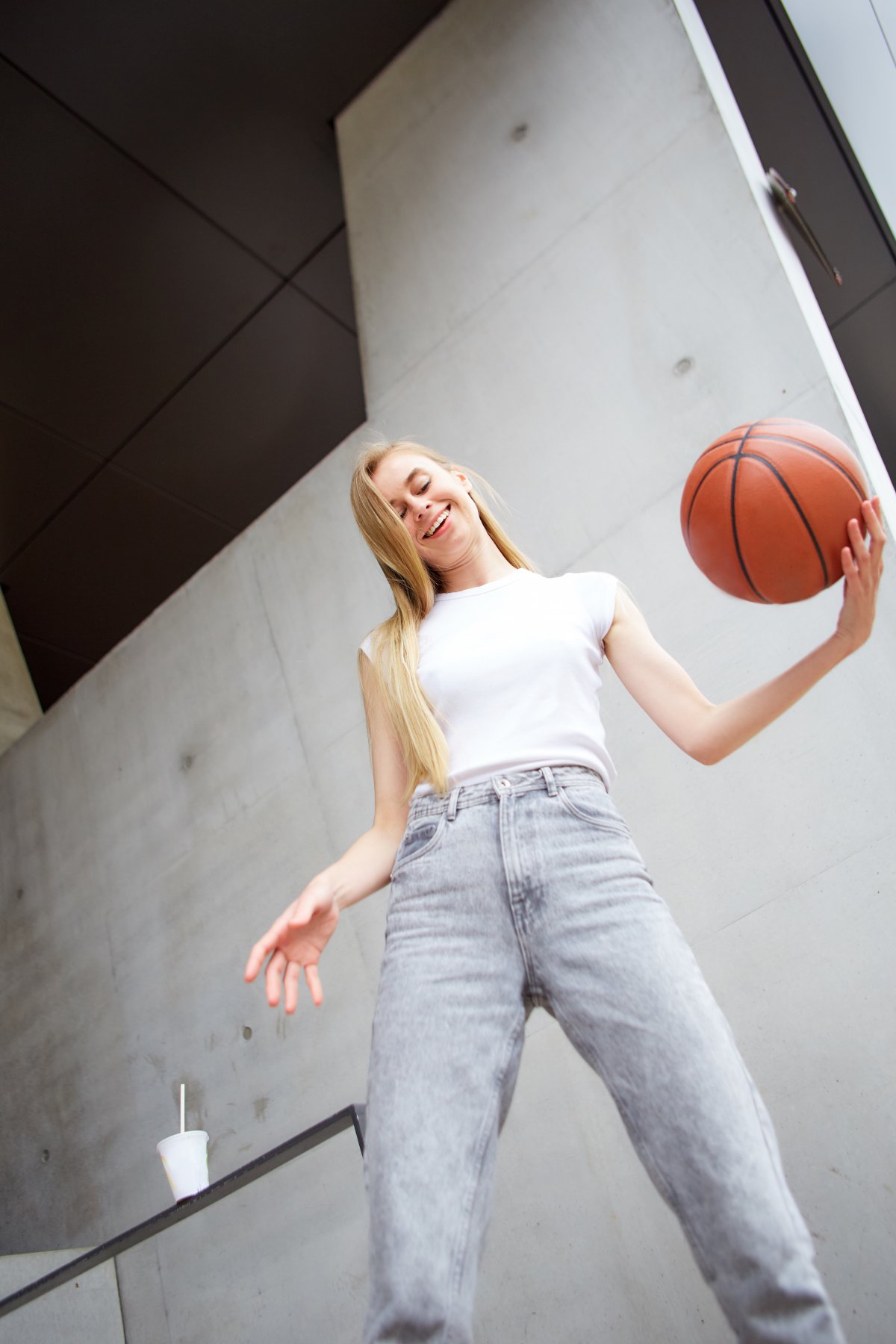 拿着篮球的美女特写图片