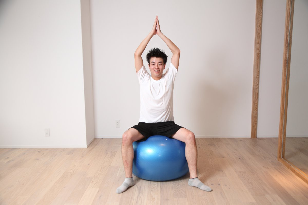 用平衡球锻炼的男子图片