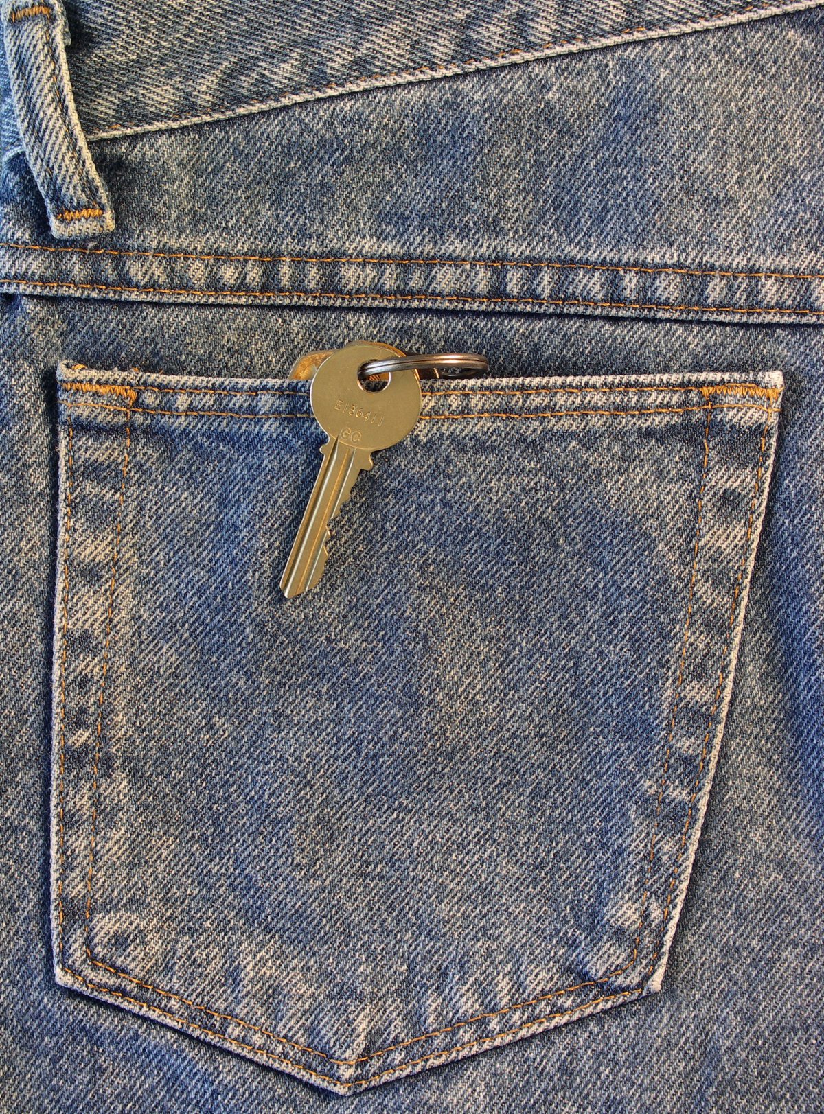 牛仔裤兜的特写图片