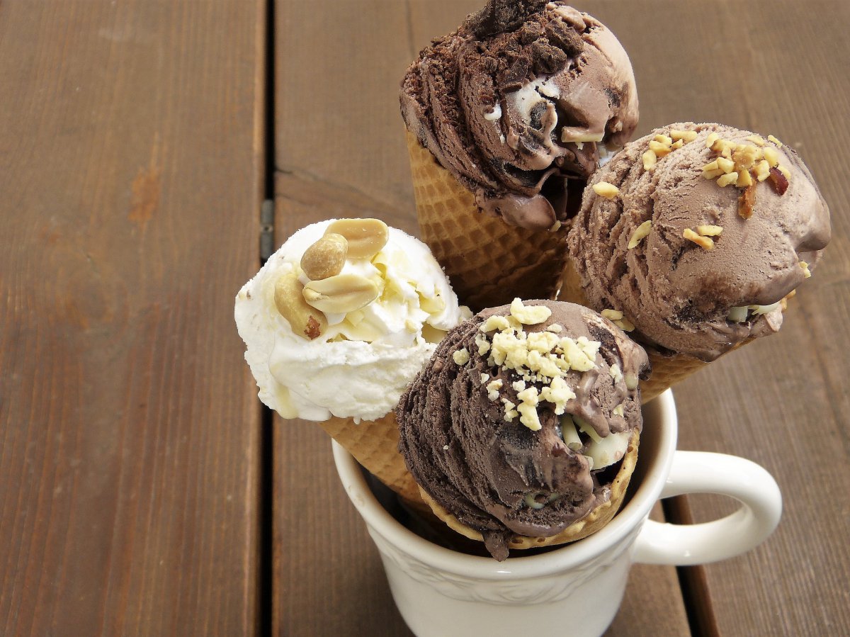 润滑爽口的甜筒冰激凌图片