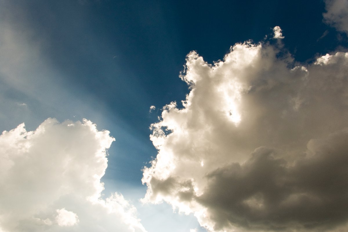 天空中透光的雲彩圖片