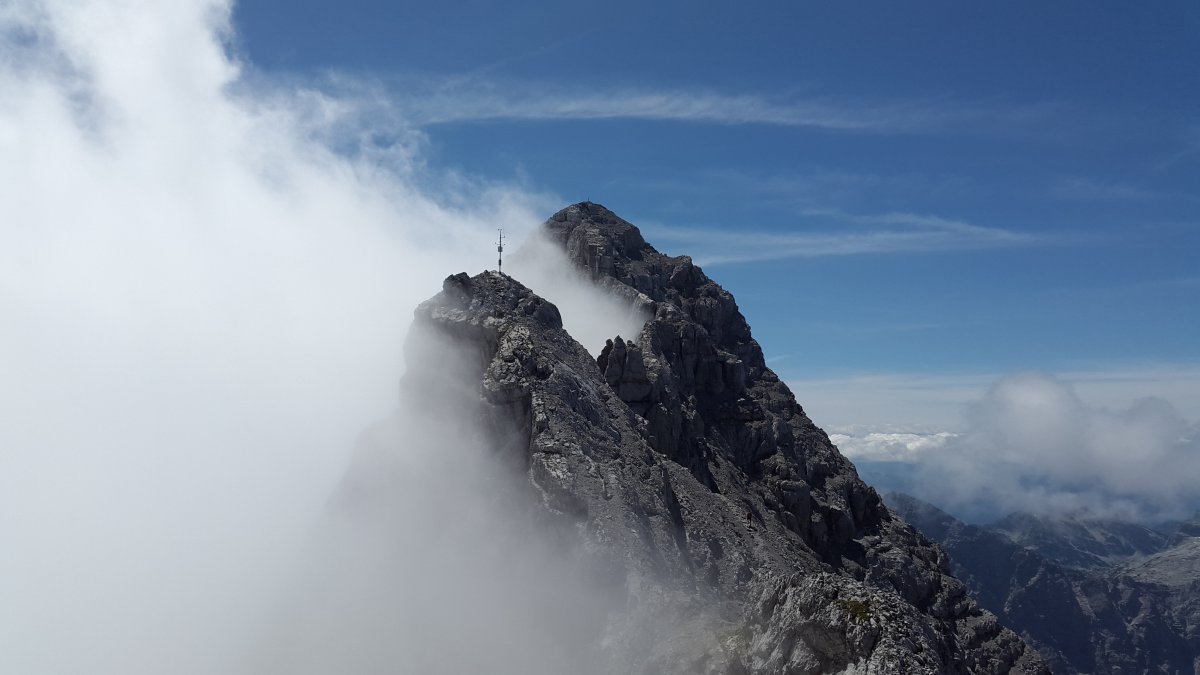 雲霧繚繞的山峰高清圖片