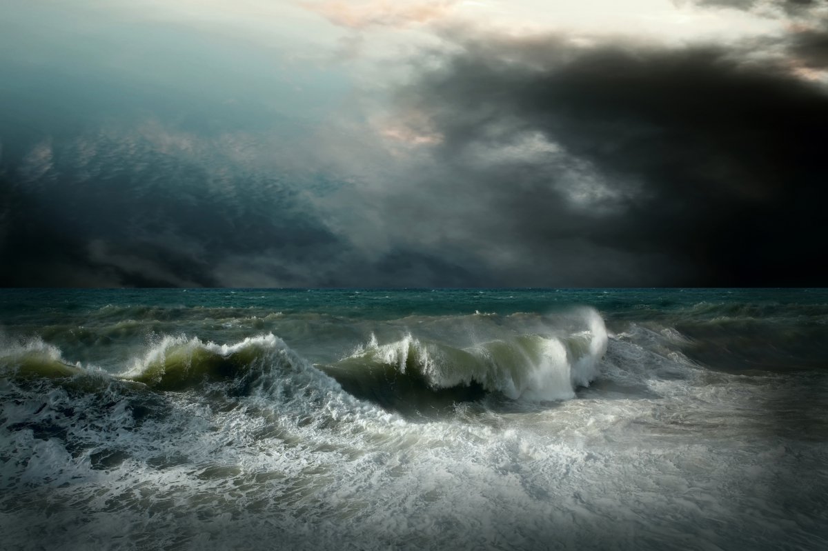 大海上的巨浪图片