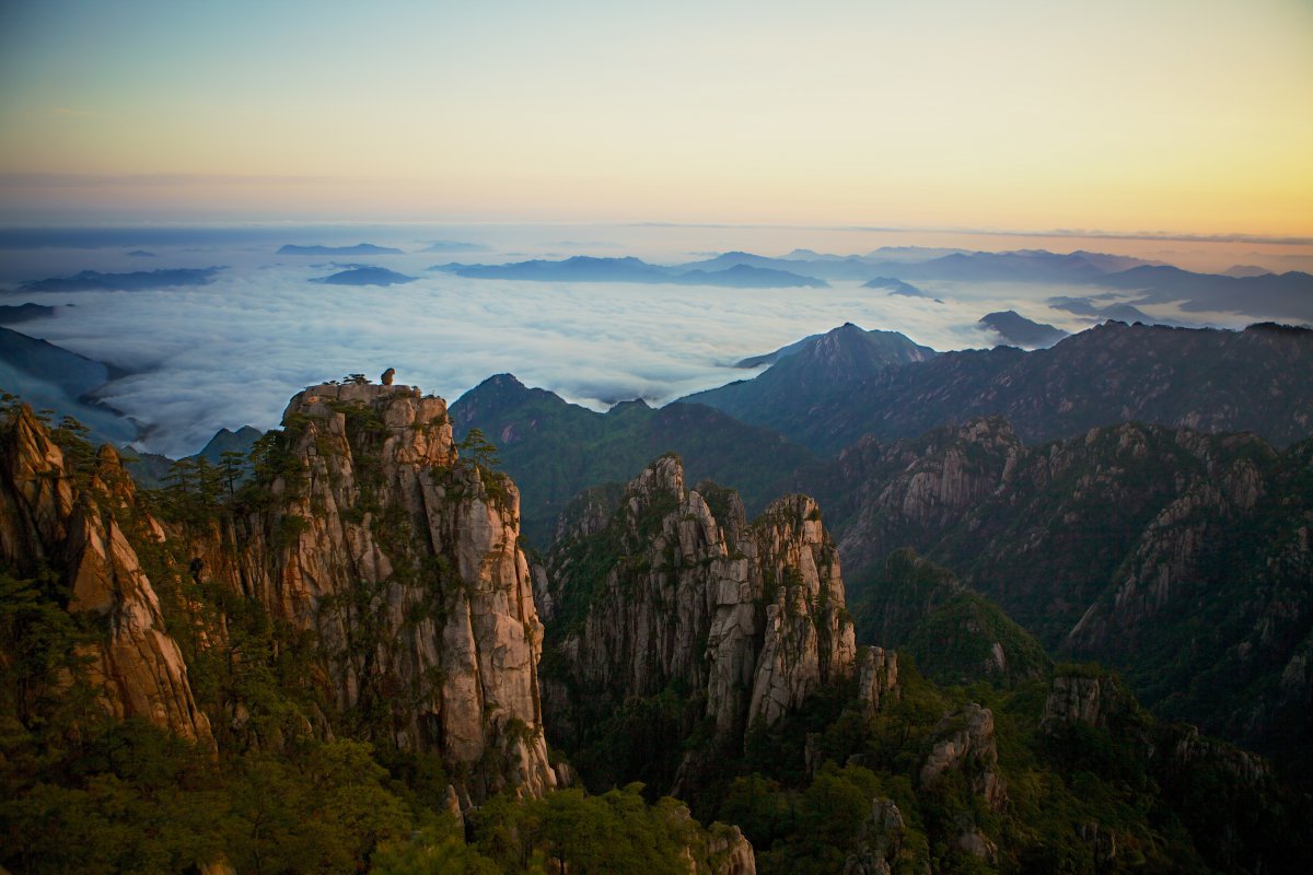 巍峨的安徽黃山自然風景圖片