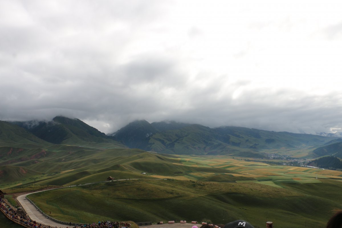 巍峨连绵的祁连山风景图片