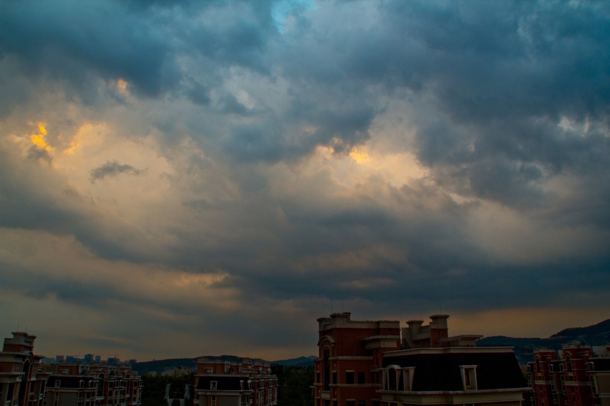 阴云密布的天空图片