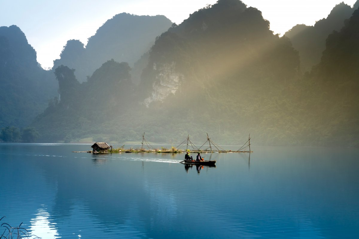 清晨的山水景色圖片