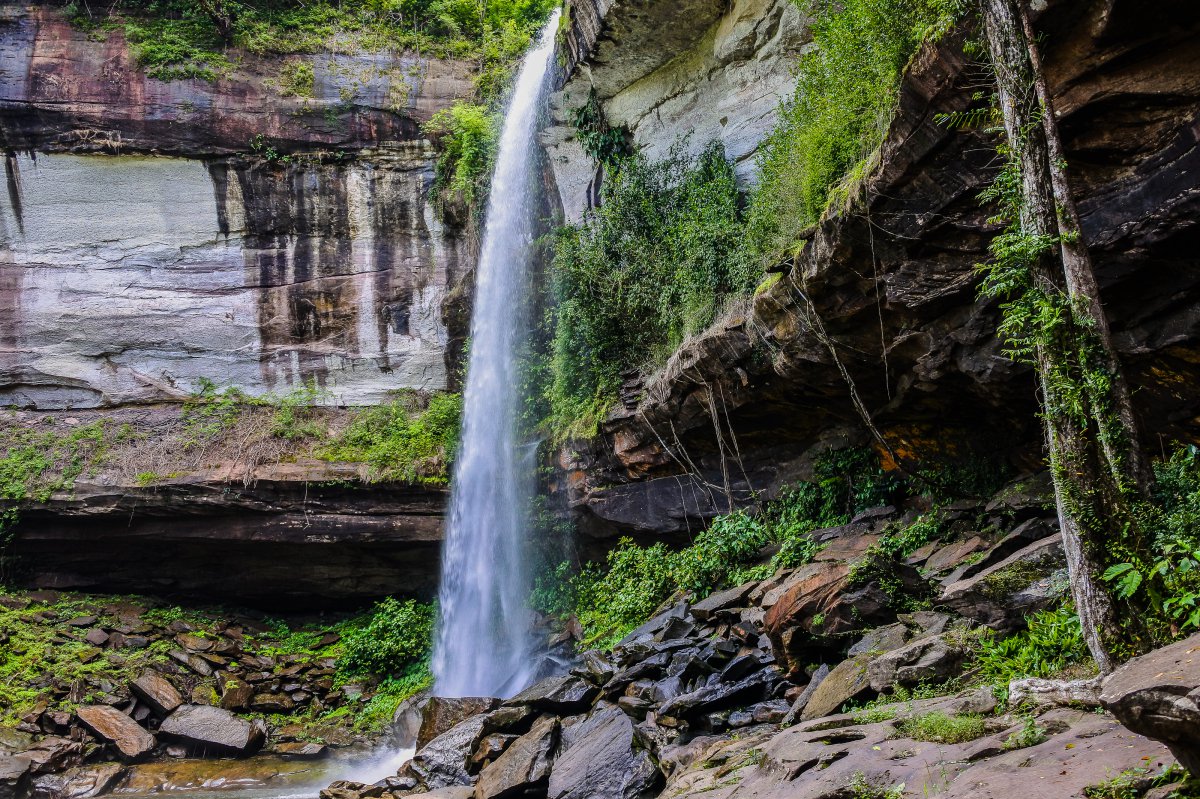 山涧中飞流直下的瀑布图片
