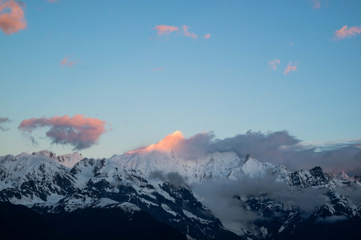 雲南梅里雪山日出風景圖片