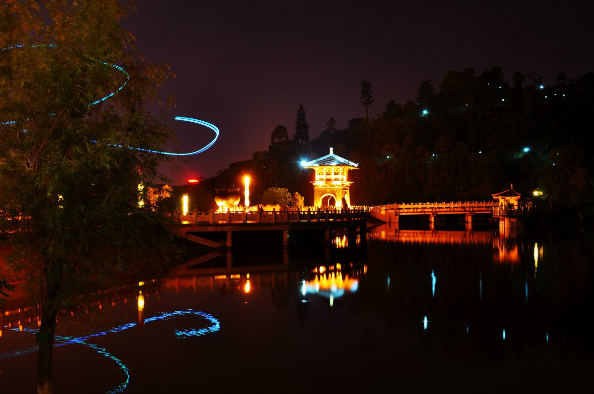 云南神女湖夜景图片