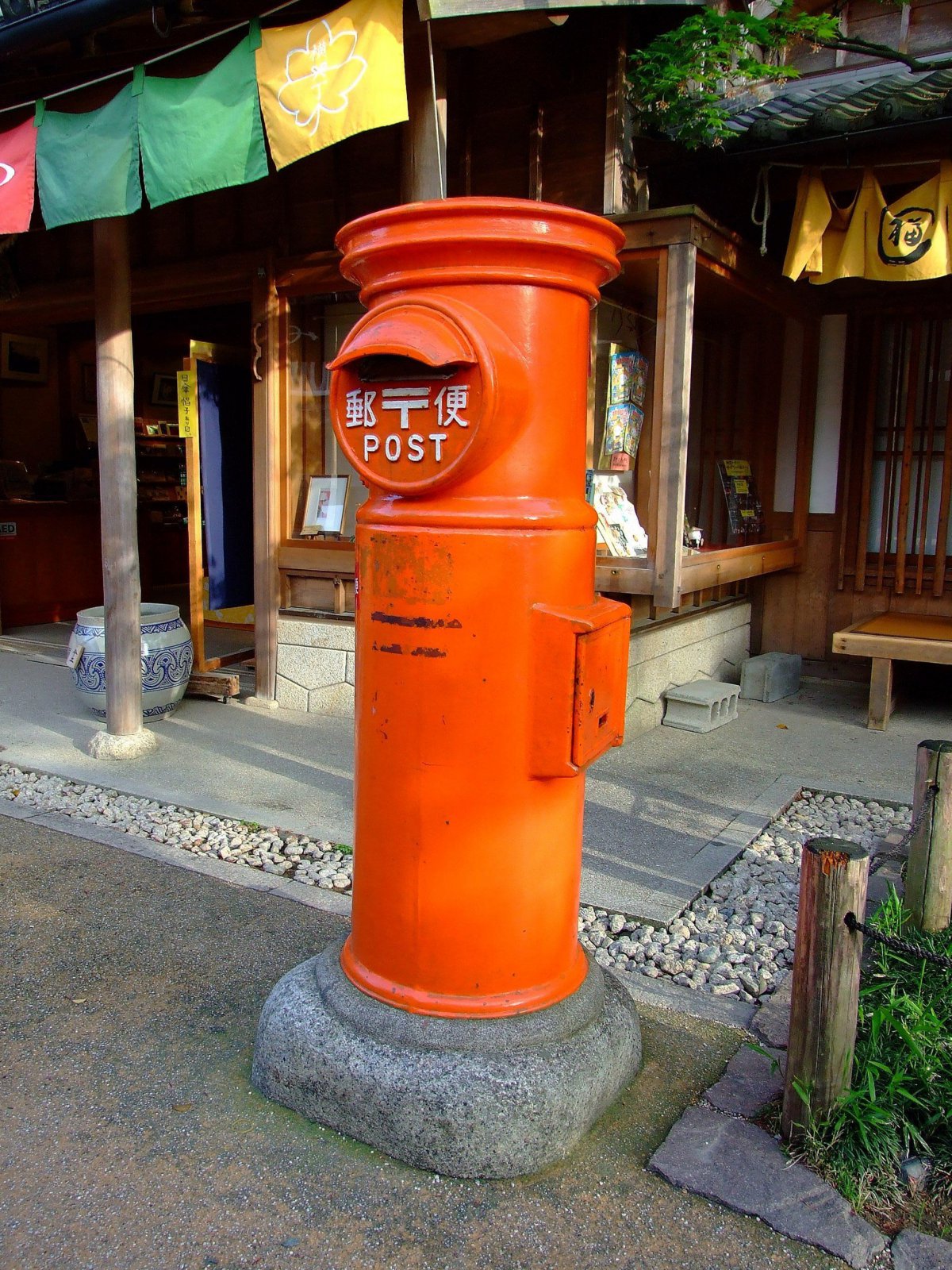 街角的老邮筒图片