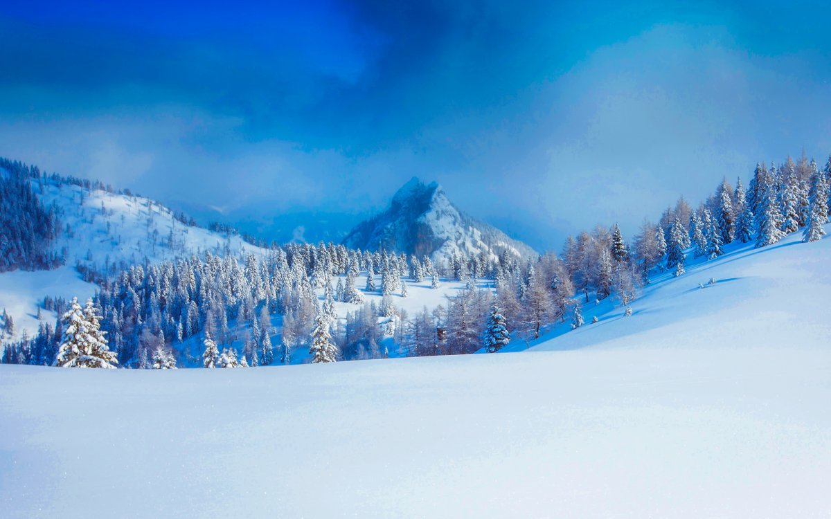 巍峨的雪山图片