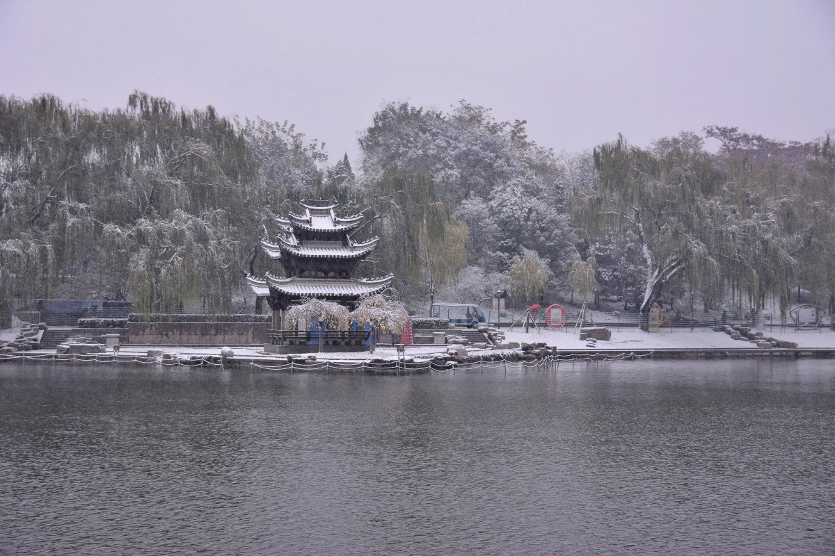 雪中陶然亭公园图片