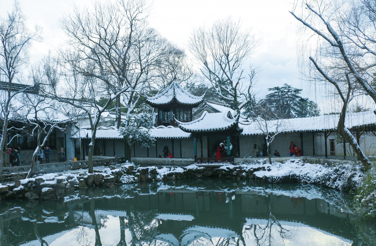 江苏苏州拙政园雪景图片