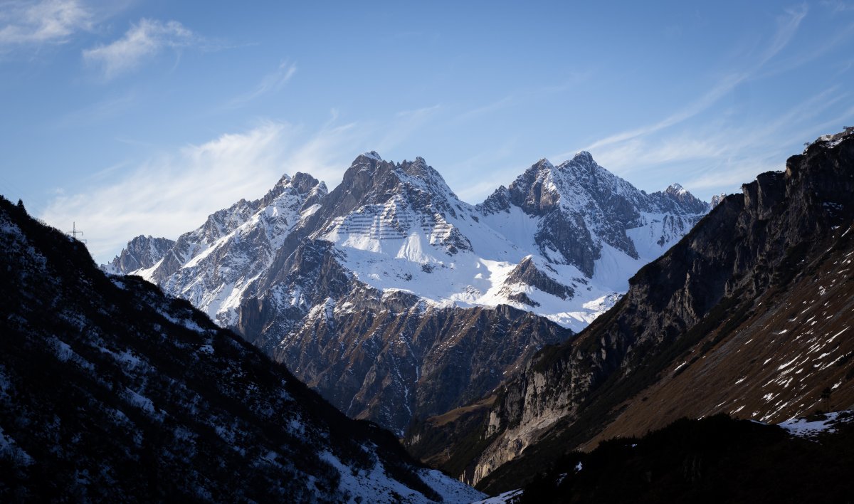 阿爾卑斯雪山山頂圖片