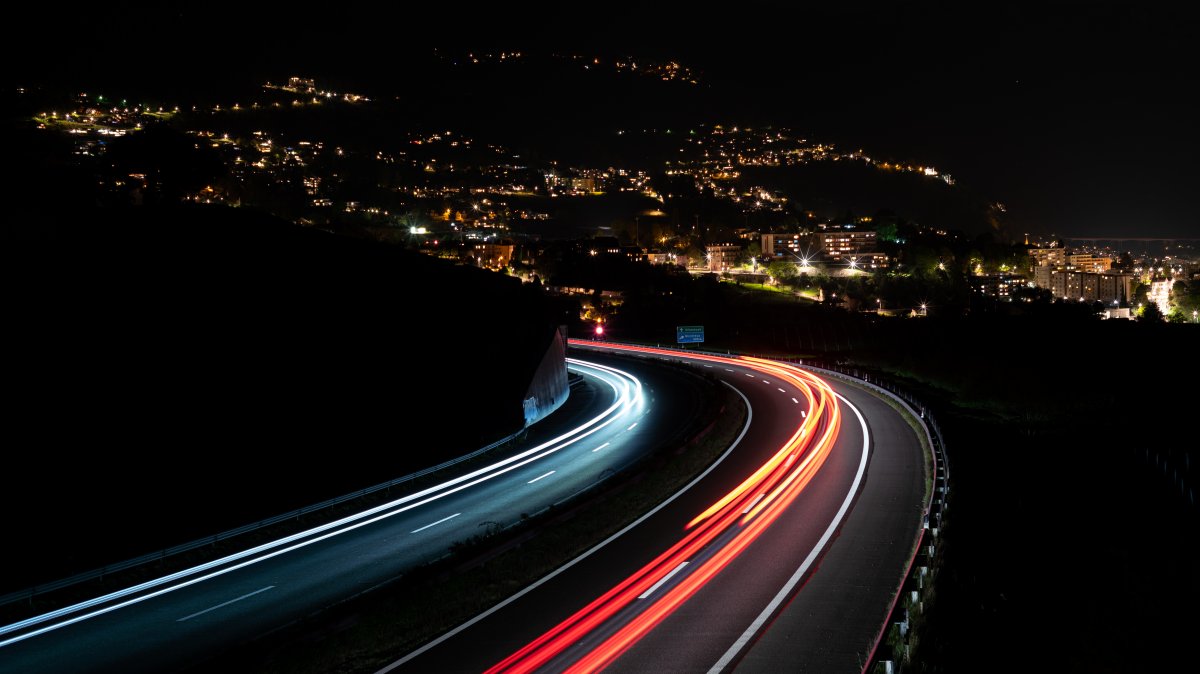 夜晚公路璀璨夜景圖片