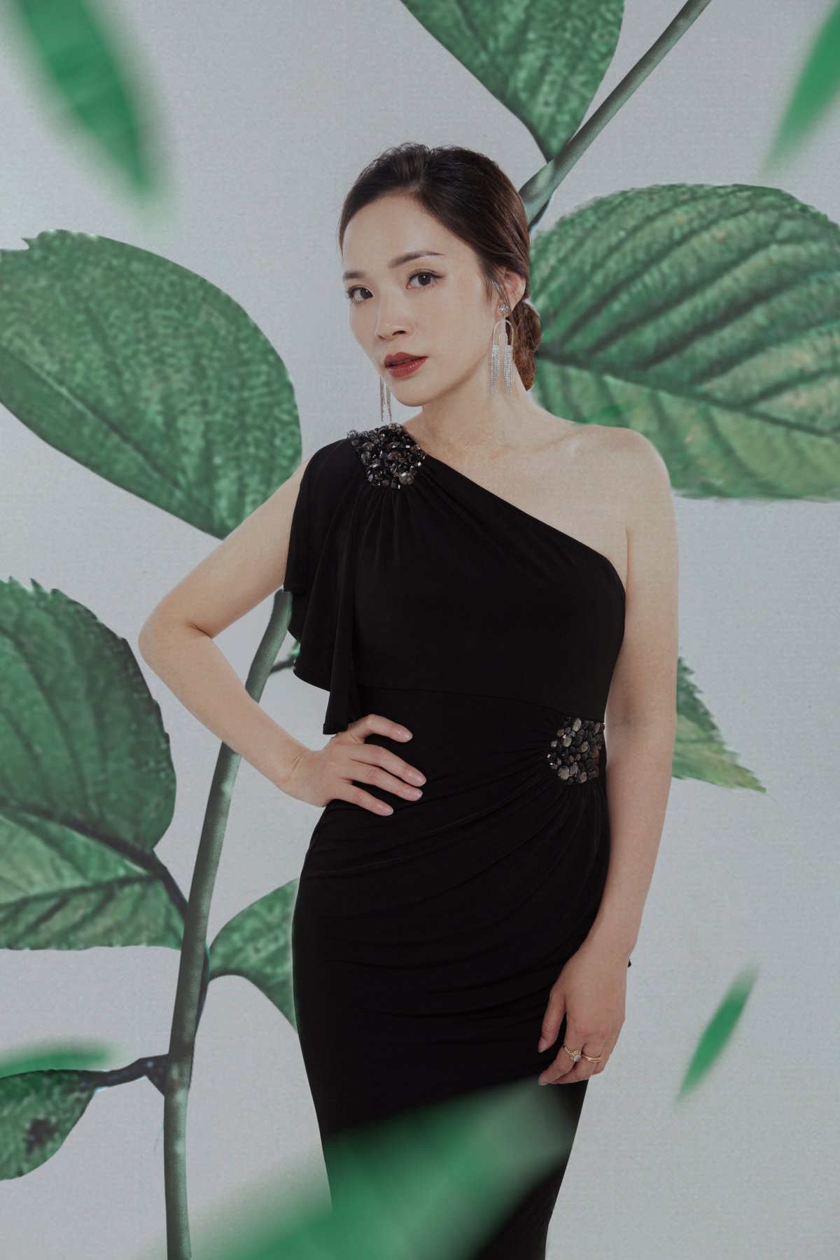 优雅气质亚洲美女写真图片