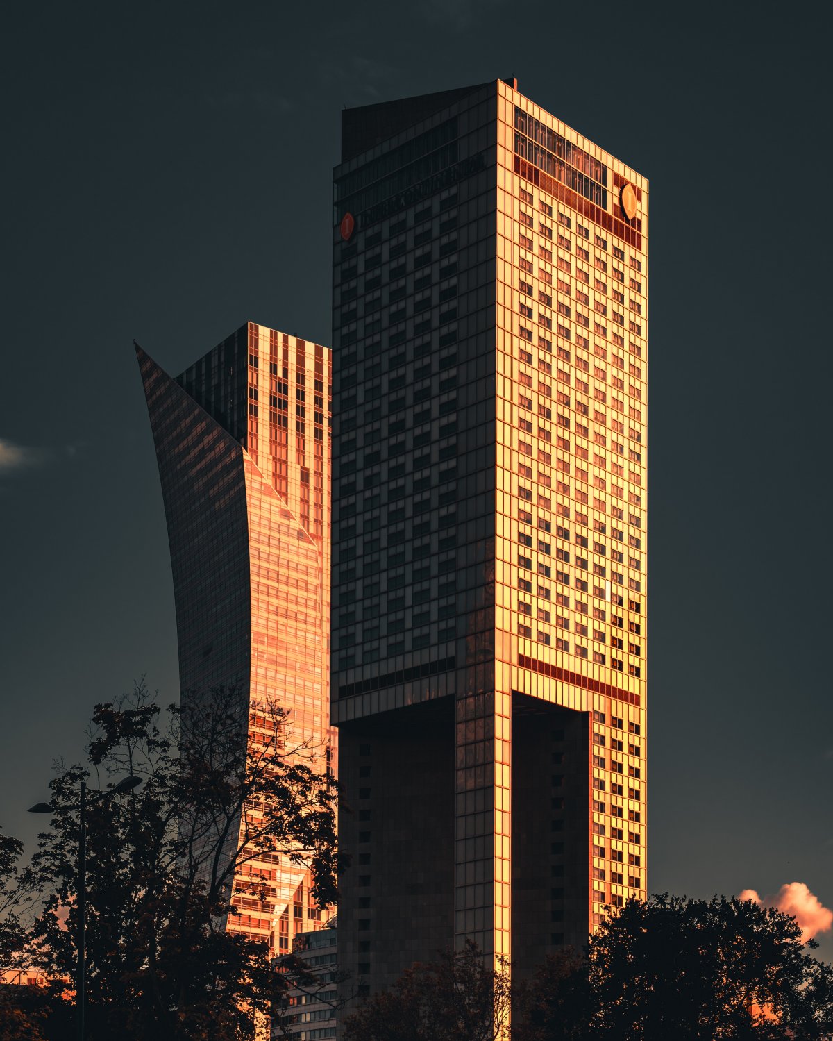 高耸入云的现代建筑图片,高清图片