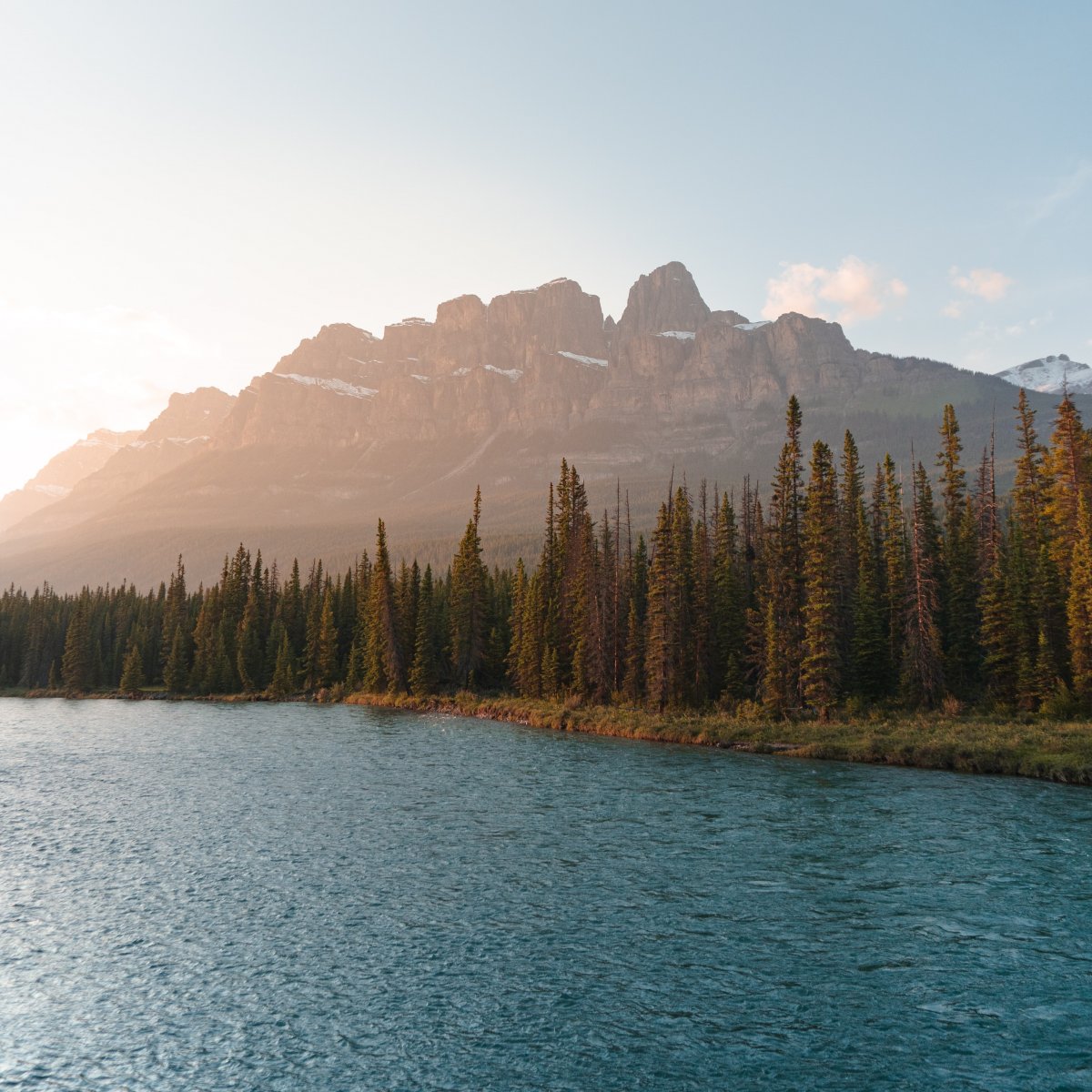 山脉湖泊树林风景图片