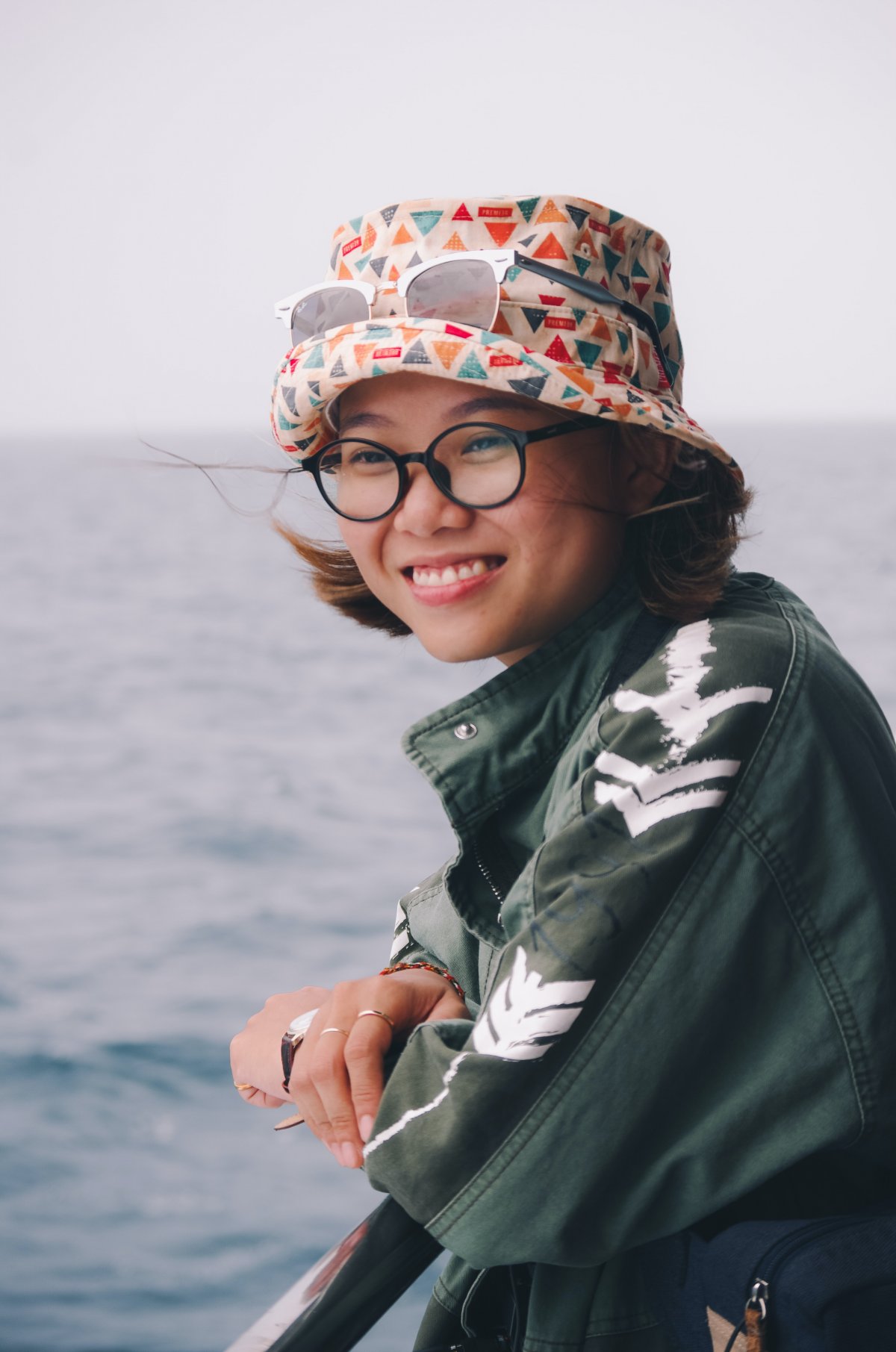 微笑戴眼镜美女图片 高清图片