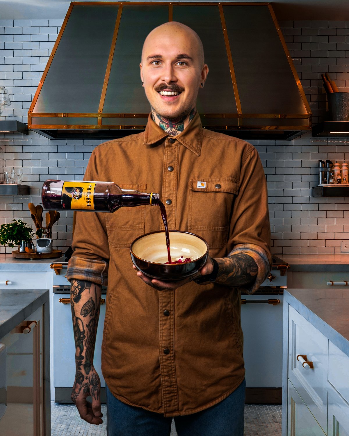 帅哥倒酱油另类场景图片