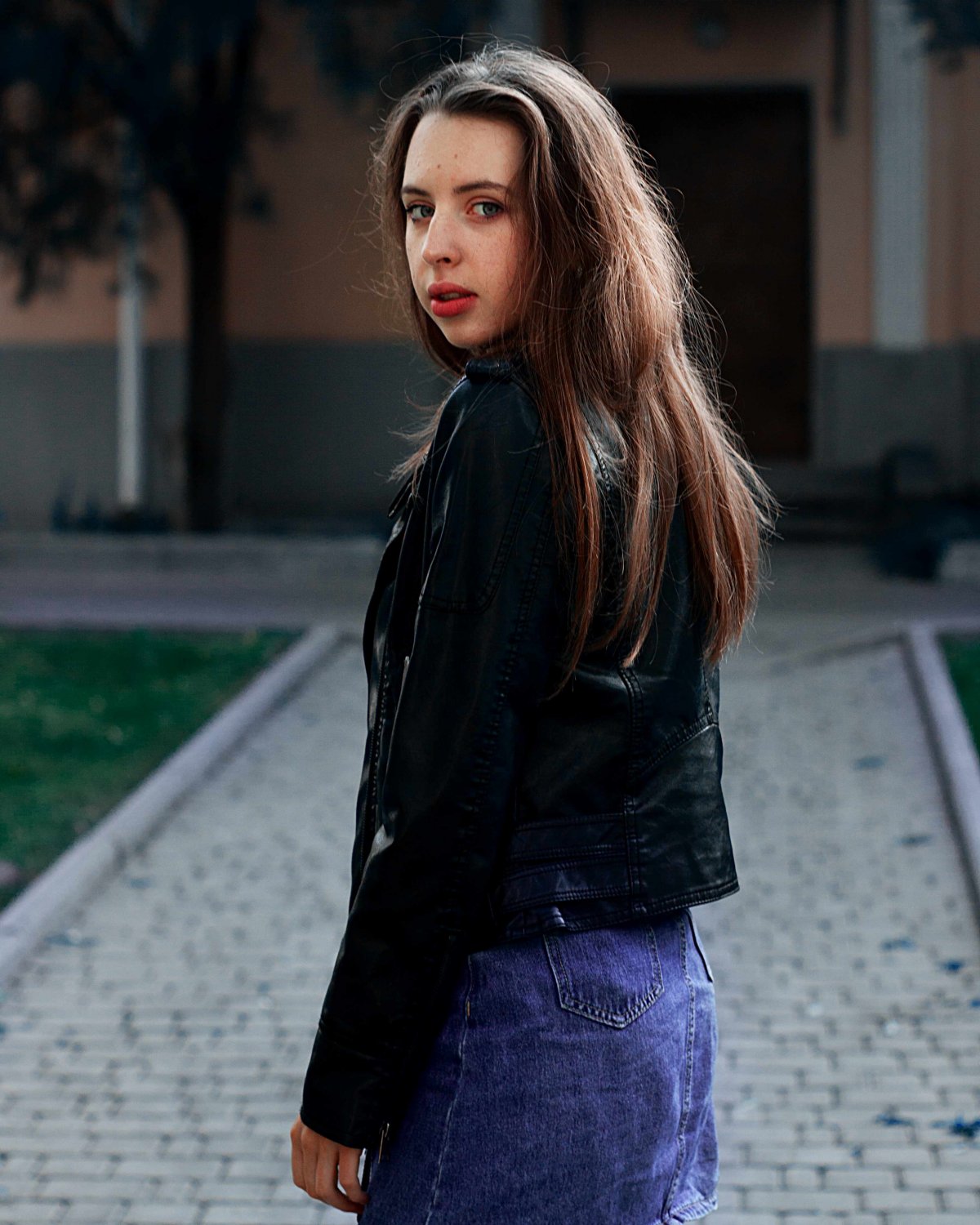 欧美皮衣短裙美女图片