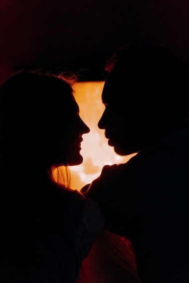 情侣深情对视剪影图片