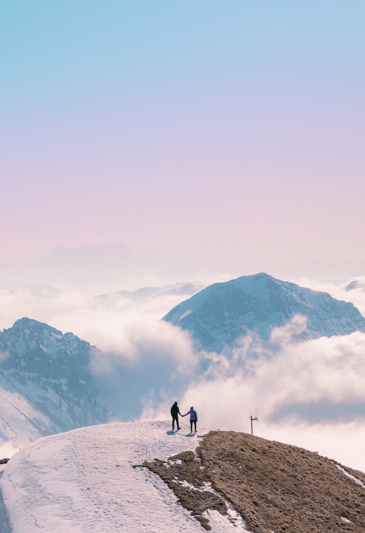 冬季登高望遠雪山風景圖片