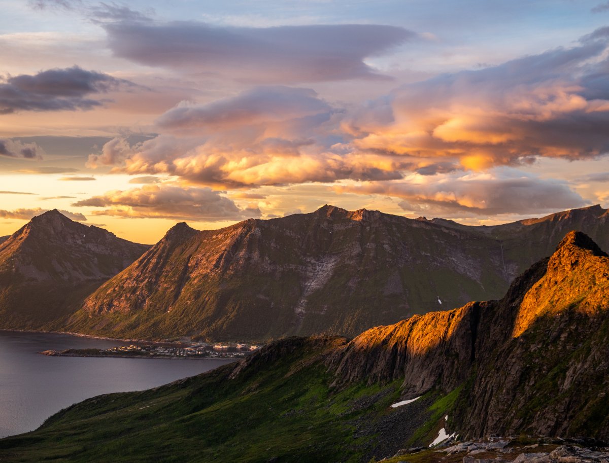 陡峭險峻的山峰圖片,高清圖片