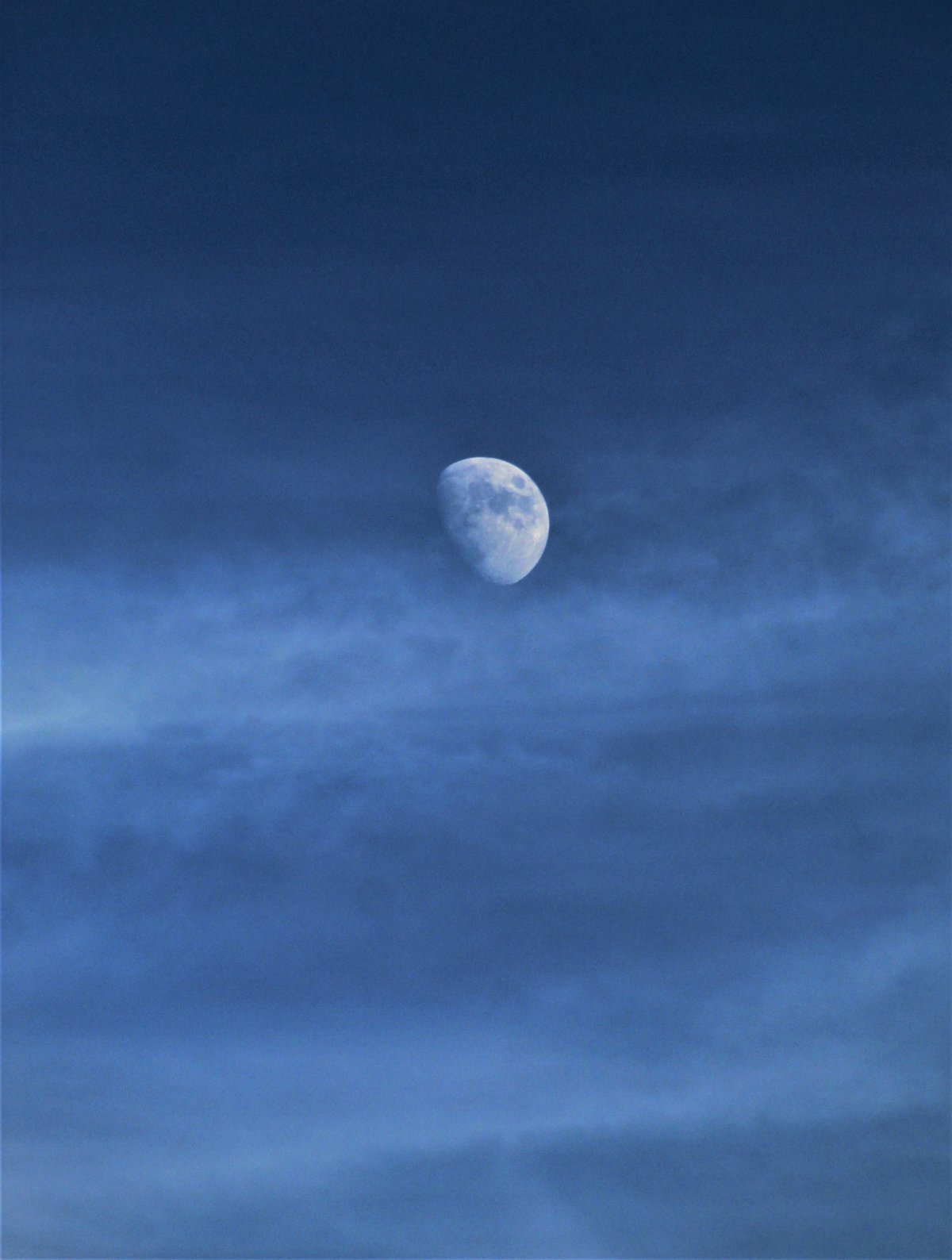 月亮一片蓝天图片