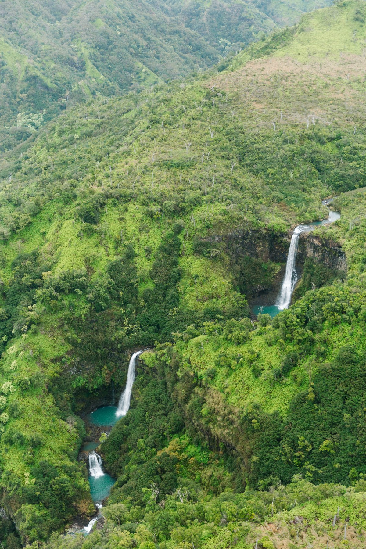 青山绿水瀑布流图片